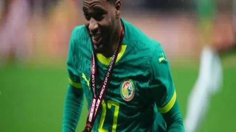 利物浦与维拉2-2握手言和，萨拉赫梅开二度，努涅斯错失良机，联赛22轮不败纪录保持